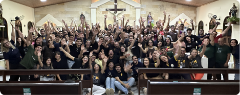Comunidade do Segue-me celebrando reunida na igreja