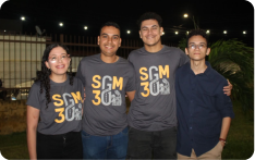 Quatro integrantes do Segue-me com a camisa comemorativa de 30 anos