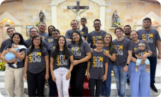 Integrantes e famílias do Segue-me reunidos na igreja