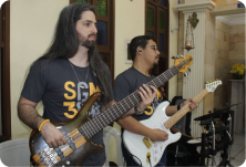 Músicos tocando durante uma celebração